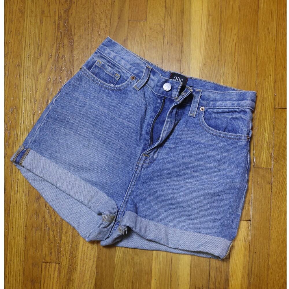 BDG Mom High Rise Denim Jean Shorts 25 Medium Wash